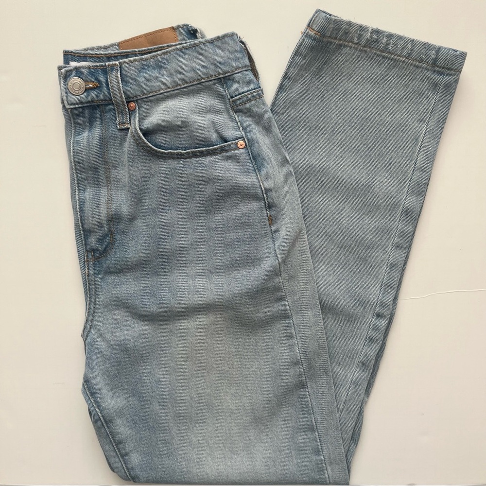 tilly’s light blue 90s jeans